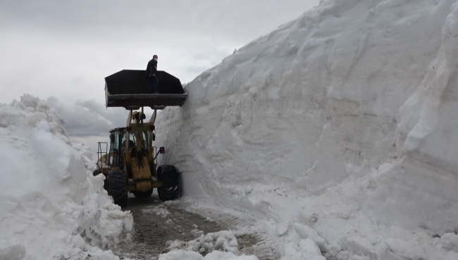 Bahar ayında 10 metrelik karla mücadele ediyorlar